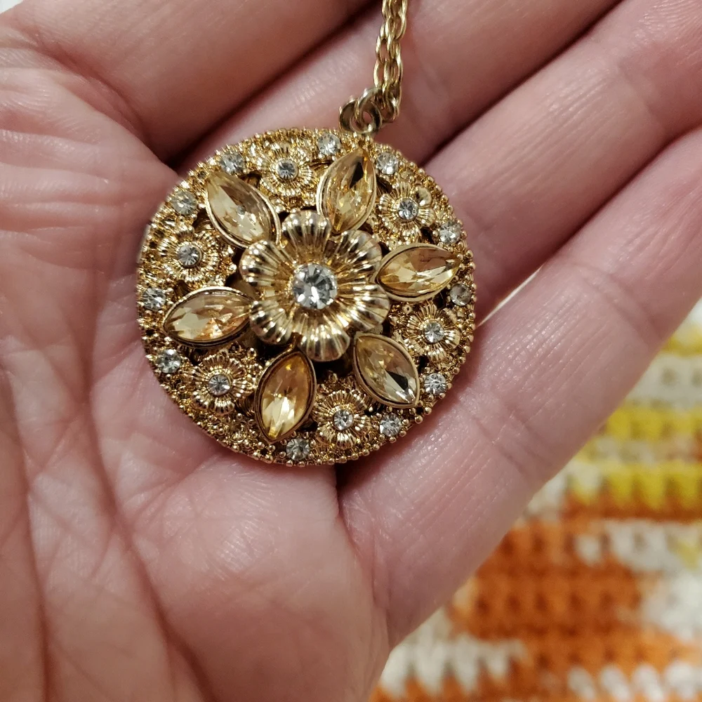 Beautiful Large Round Locket - Picture 5 of 5